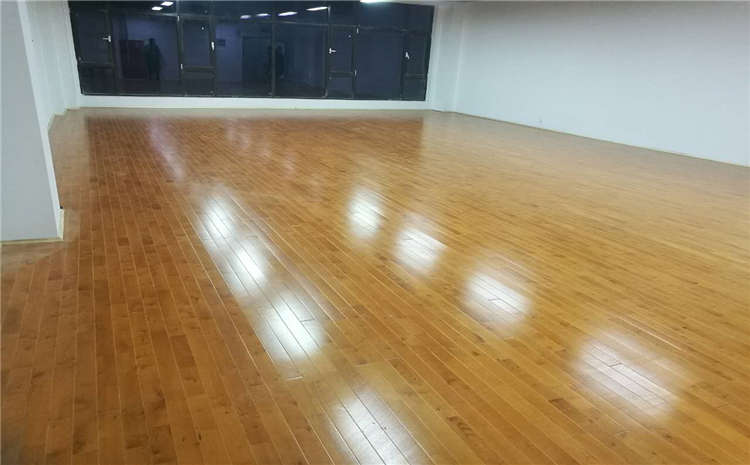 橡膠木籃球運(yùn)動(dòng)木地板哪個(gè)品牌好？